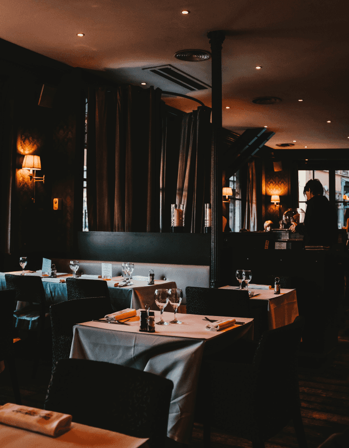 Ресторан или кафе со столами и стульями. Заведение использует программу для автоматизации ресторанов и кафе Restik.