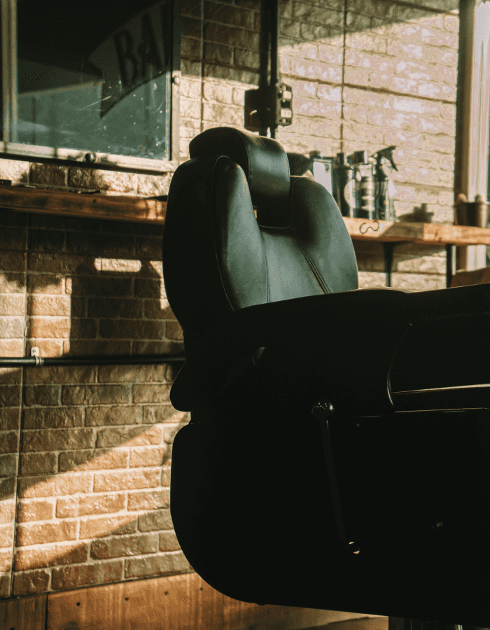 Кресло в парихмахерской или барбершопе. Бизнес использует программу автоматизации Restik.