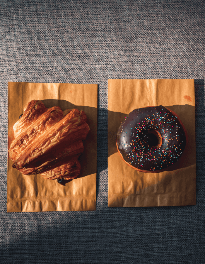 Круассан и пончик в пекарне или кондитерской. Заведение использует программу для автоматизации пекарен и кондитерских Restik.