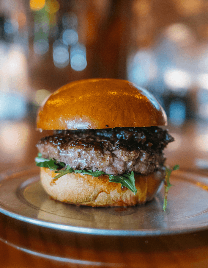 Бургер в фастфуд заведении. Заведение использует программу для автоматизации фастфуда Restik.