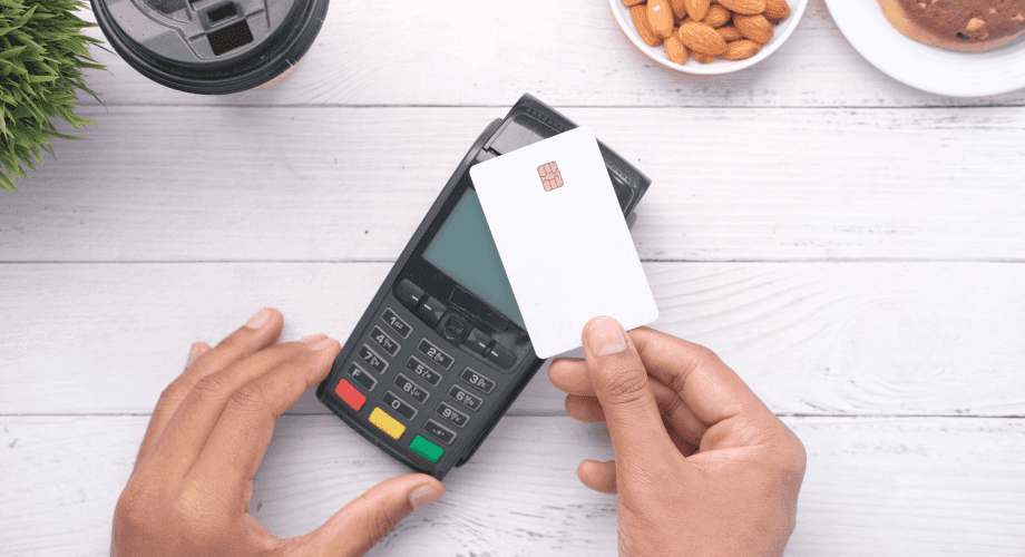 Гость заведения оплачивает картой через терминал оплаты. Ресторан использует систему учёта Restik для автоматизации приёма заказов.